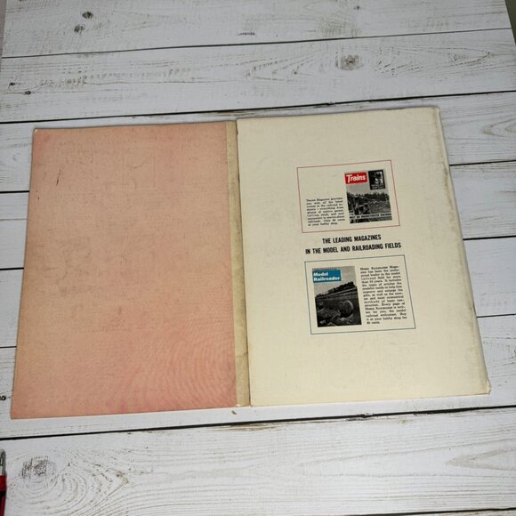 Lot of 2 Easy-To-Build Model Railroad Structures 101 Track Plans Model Railroads - Picture 2 of 8